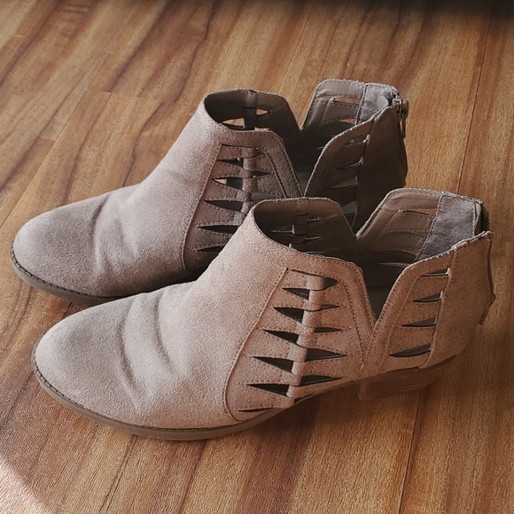 7.5 Carlos Santana tan booties - Picture 1 of 8